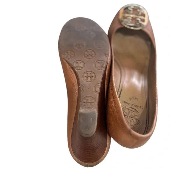 Tory Burch Sally Peep Toe Wedges Heels Brown Sz 9.5 Leather Gold Medallion Logo - Picture 7 of 7